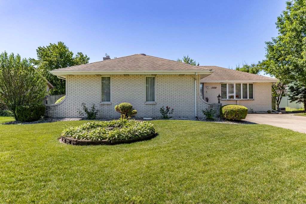 Photo of 1534 Poplar Lane, Munster, IN 46321 (MLS # 841191)
