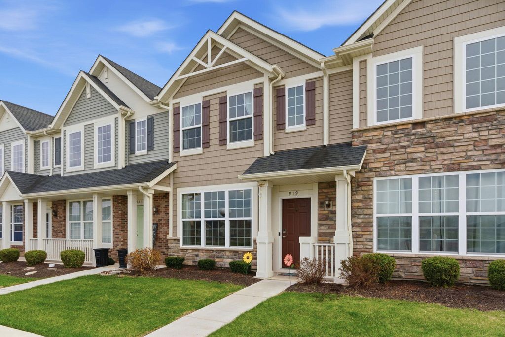 Photo of 919 E 117th Place, Crown Point, IN 46307 (MLS # 837173)