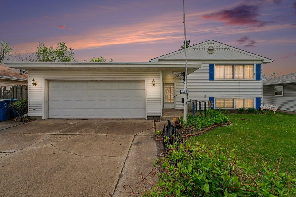 Photo of 9324 Saric Drive, Highland, IN 46322 (MLS # 837068)