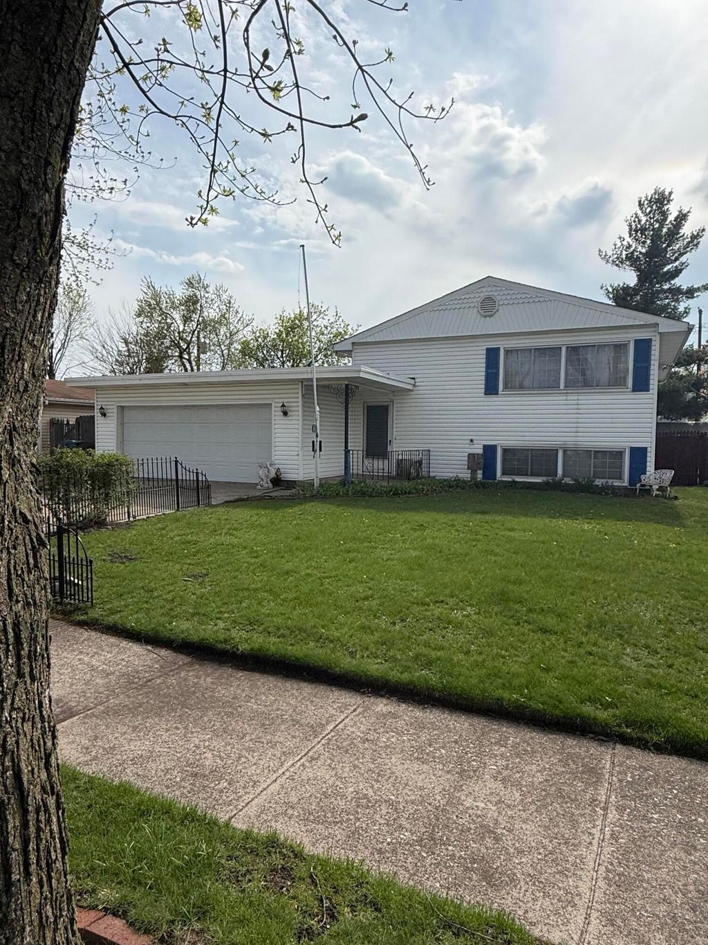 Photo of 9324 Saric Drive, Highland, IN 46322 (MLS # 837068)