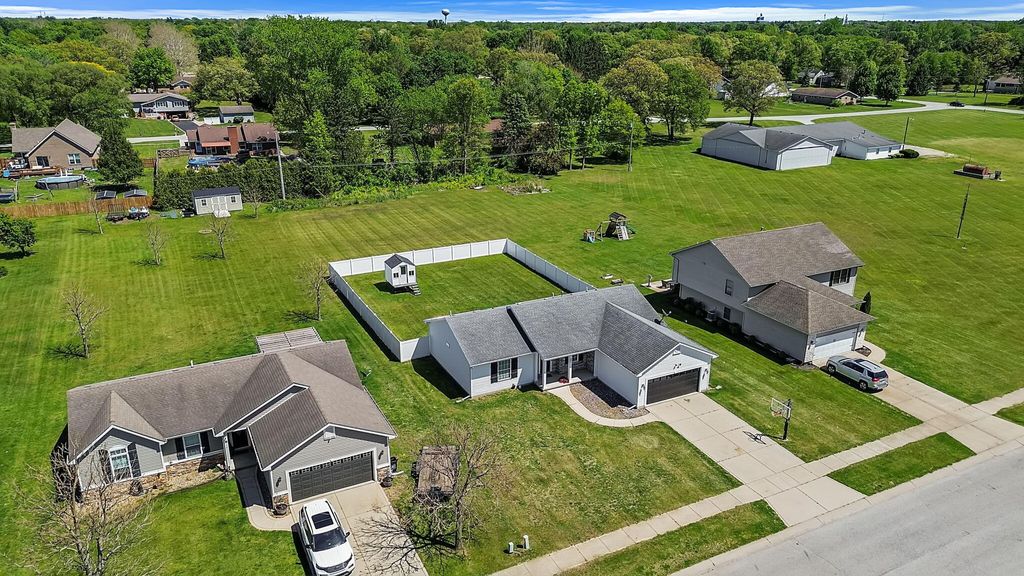 Photo of 303 Ironwood Street NW, DeMotte, IN 46310 (MLS # 839047)