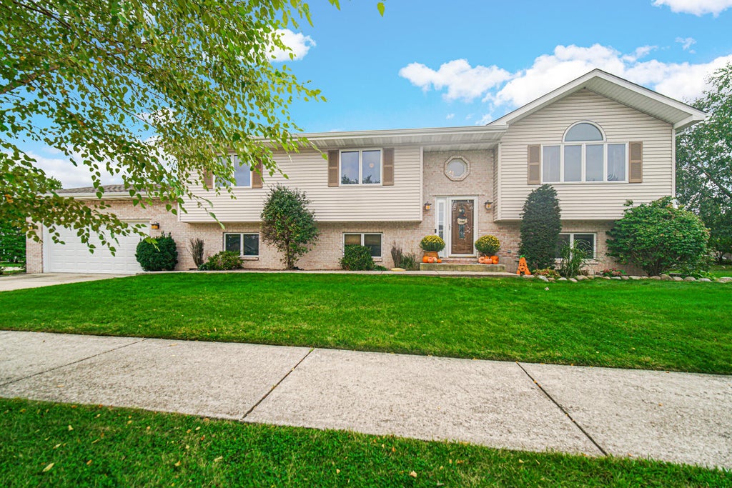 Photo of 1509 Mockingbird Drive, Schererville, IN 46307 (MLS # 845707)