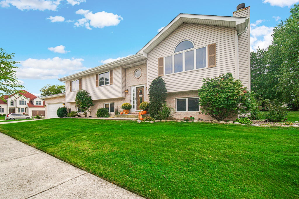 Photo of 1509 Mockingbird Drive, Schererville, IN 46307 (MLS # 845707)