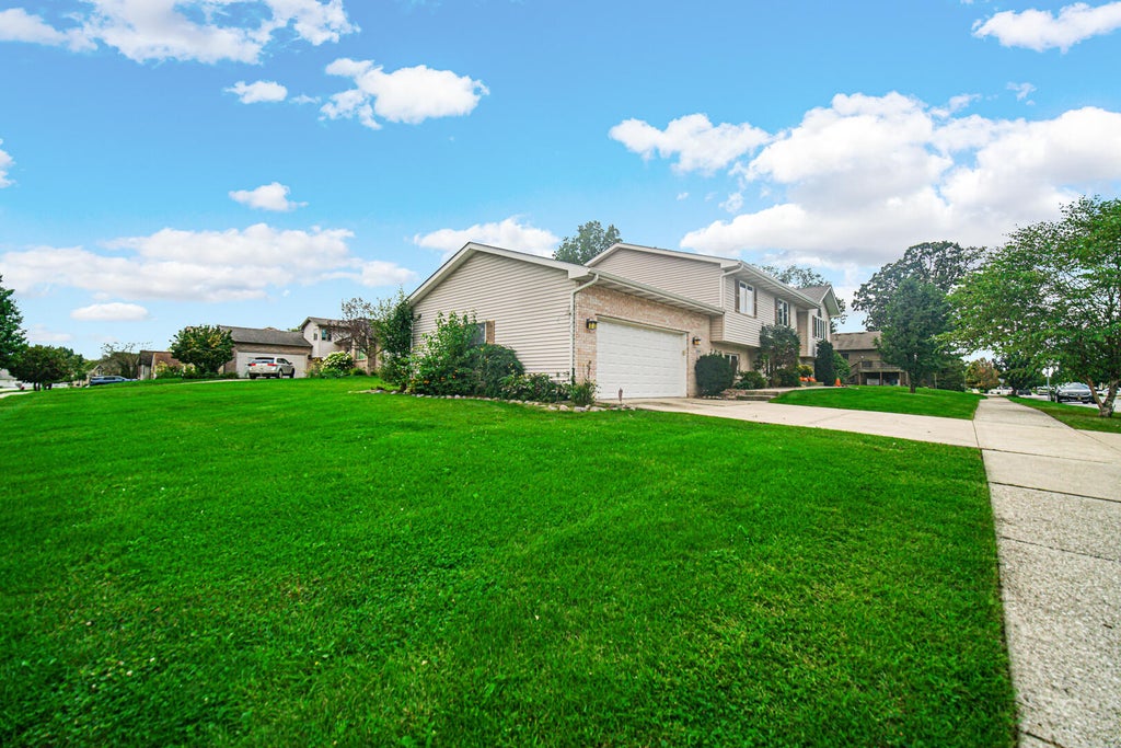 Photo of 1509 Mockingbird Drive, Schererville, IN 46307 (MLS # 845707)