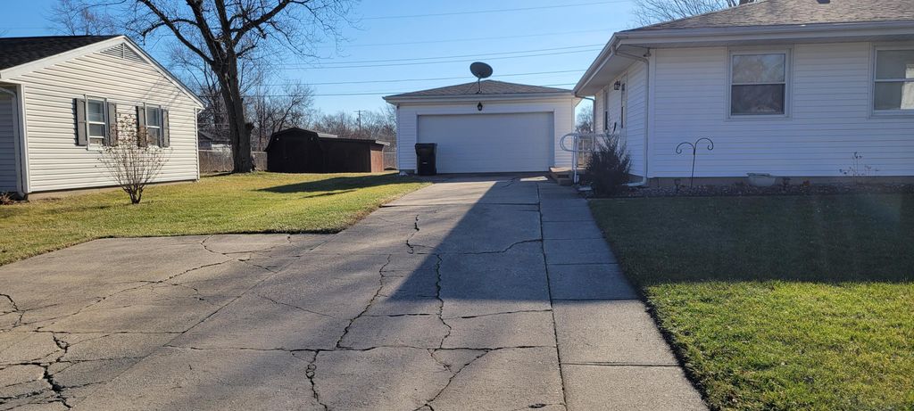 Photo of 376 Briarwood Drive, Valparaiso, IN 46385 (MLS # 832742)