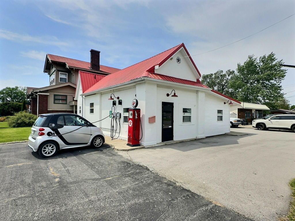 Photo of 302 N 4th Street, Kentland, IN 47951 (MLS # 838744)