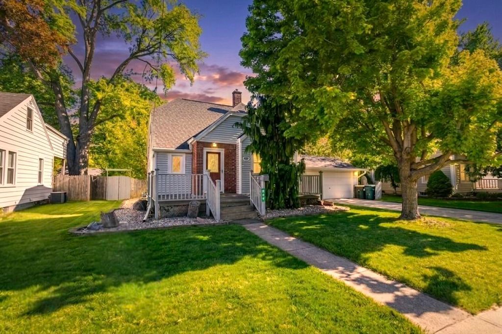 Photo of 807 Institute Street, Valparaiso, IN 46383 (MLS # 838952)