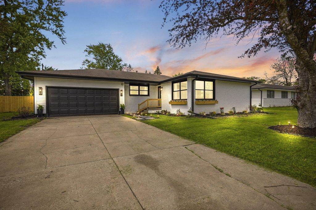 Photo of 2607 W 60th Drive #W, Merrillville, IN 46410 (MLS # 838974)