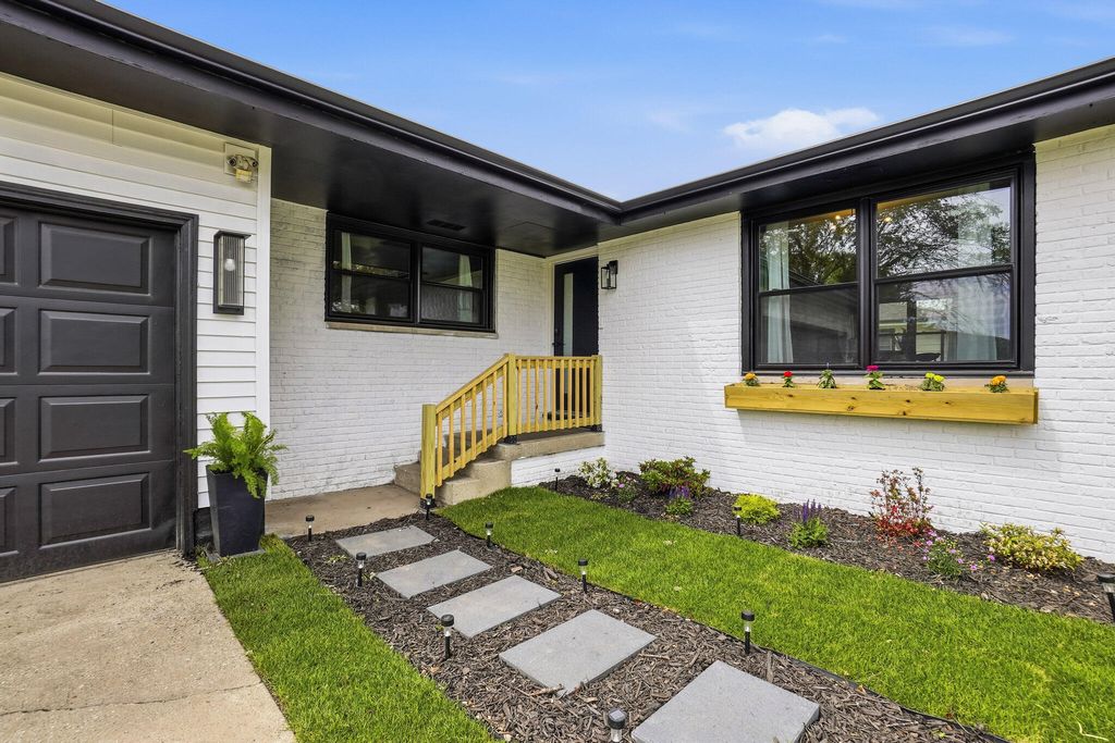 Photo of 2607 W 60th Drive #W, Merrillville, IN 46410 (MLS # 838974)