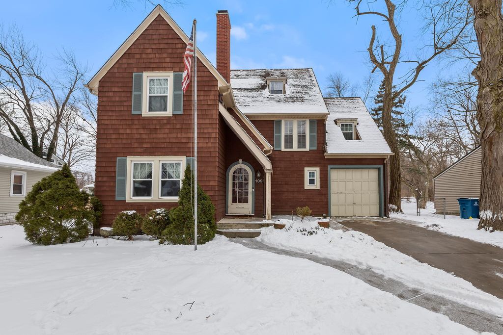 Photo of 109 Elmwood Place, Crown Point, IN 46307 (MLS # 834028)