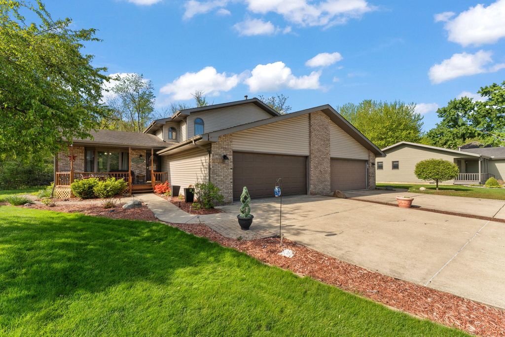 Photo of 339 Bunker Drive, Schererville, IN 46375 (MLS # 838079)