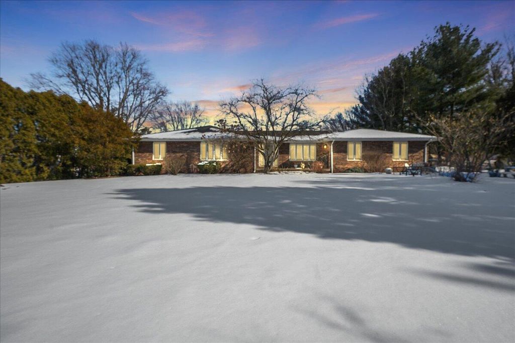 Photo of 285 N 600 W, Valparaiso, IN 46385 (MLS # 833908)