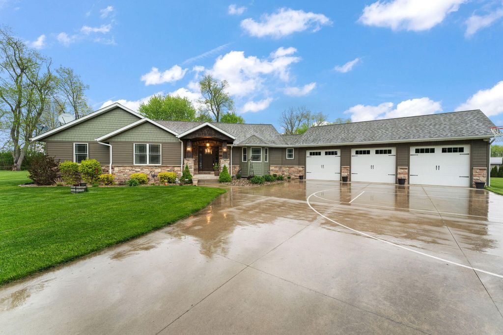 Photo of 2737 S Smithfield Court, La Porte, IN 46350 (MLS # 837895)