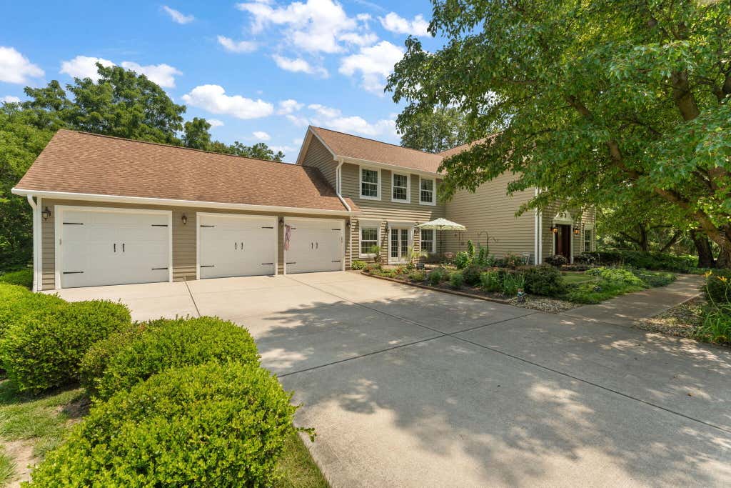 Photo of 117 Johnson Drive, Valparaiso, IN 46383 (MLS # 842466)