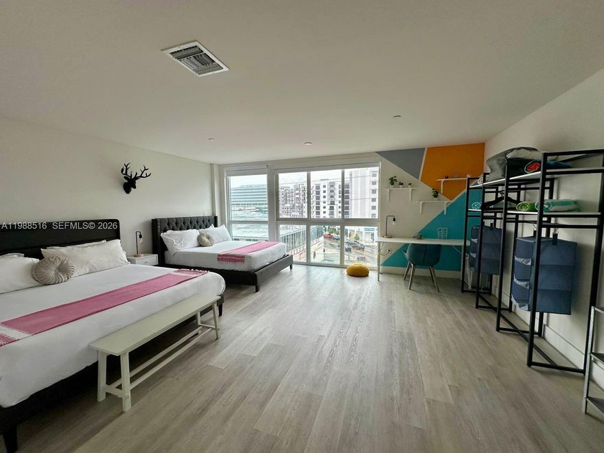 This modern and elegant studio combines contemporary design with maximum functionality. It features high-quality finishes, a kitchen equipped with stainless steel appliances, quartz countertops, and European cabinets. The spaces are intelligently distributed, offering a sense of openness and brightness thanks to its large windows. Ideal for those looking for a cozy and sophisticated space, whether as a first home, pied-à-terre, or investment.