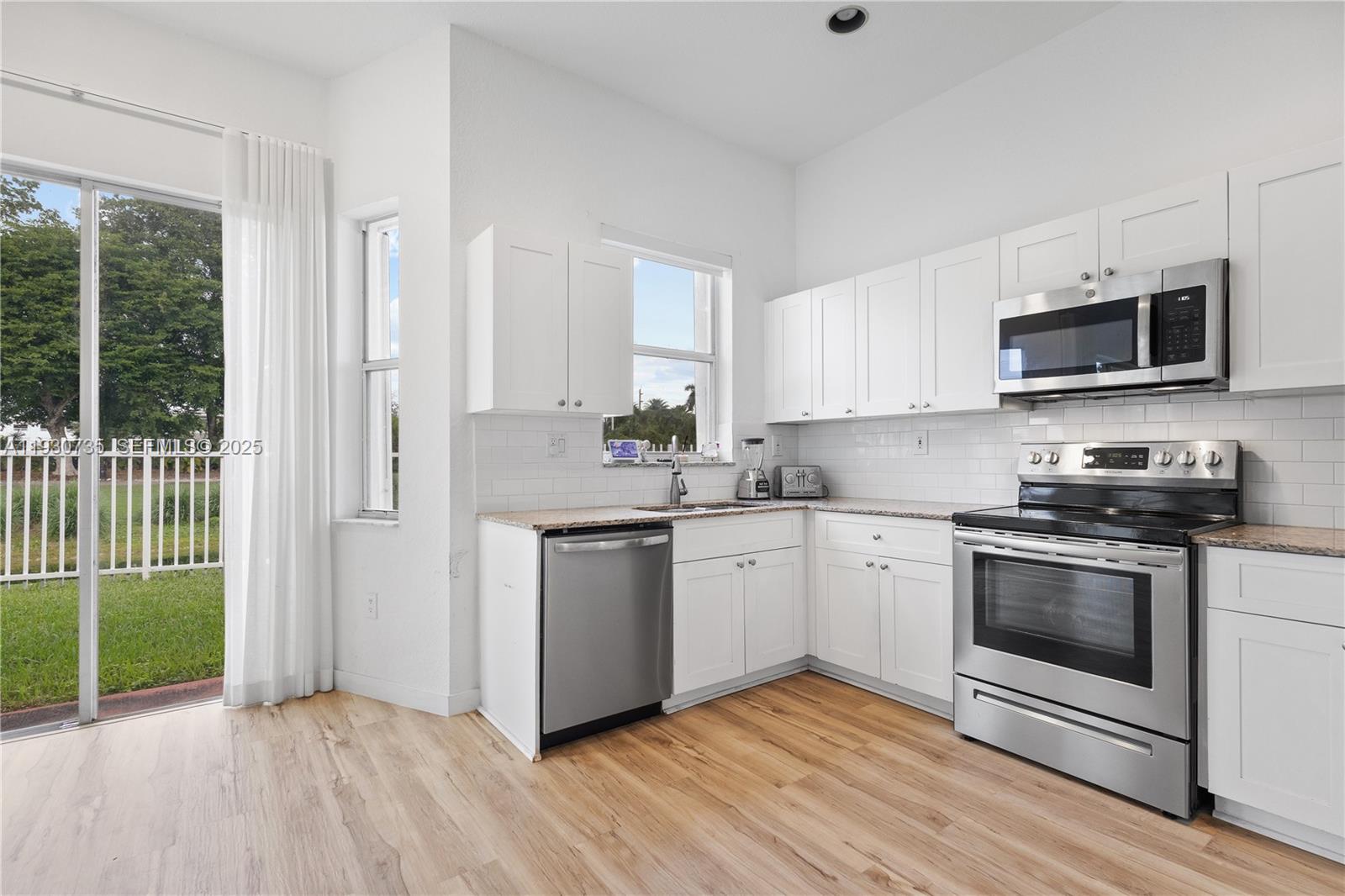 DORAL SANDS - Residential