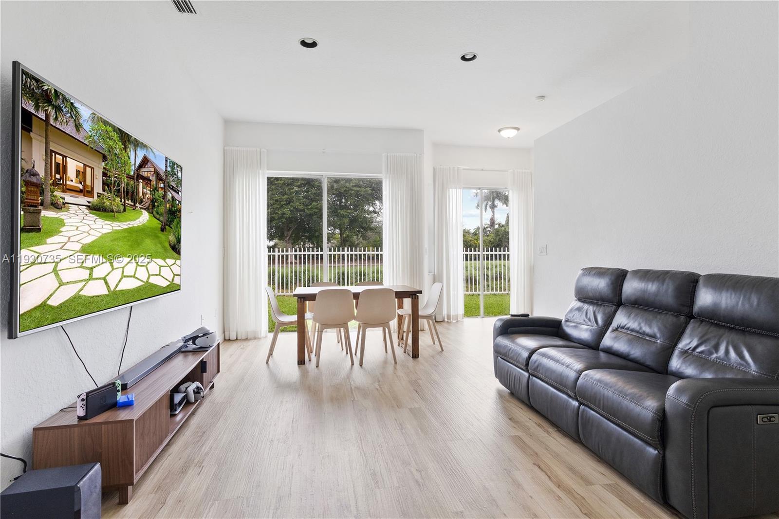 DORAL SANDS - Residential