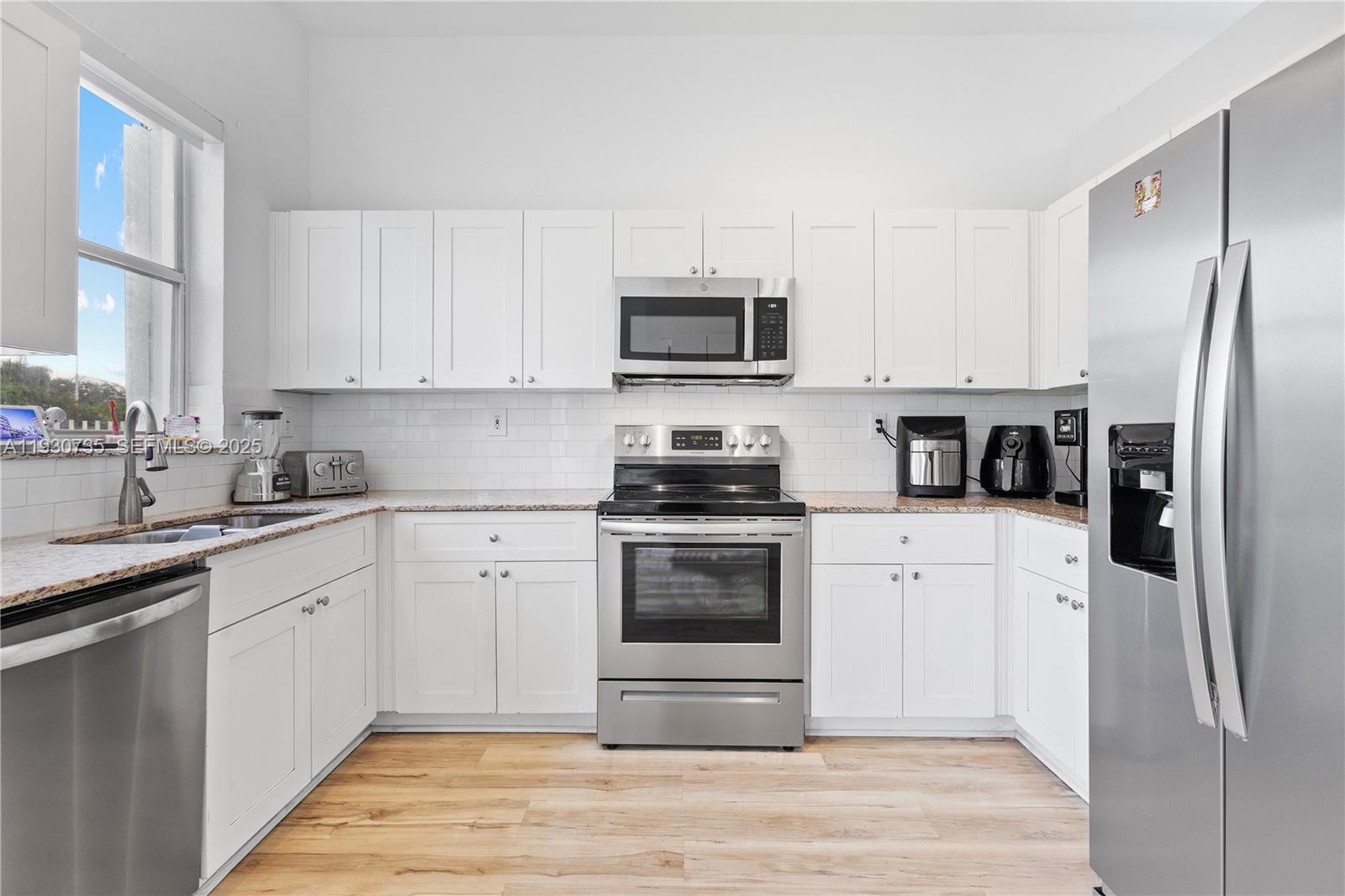 DORAL SANDS - Residential