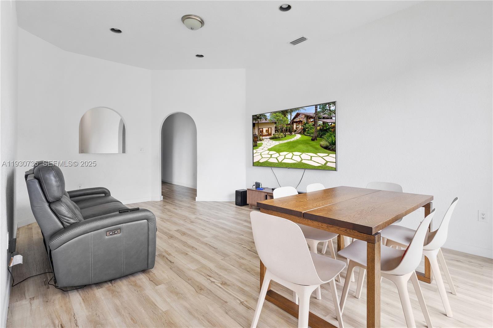 DORAL SANDS - Residential