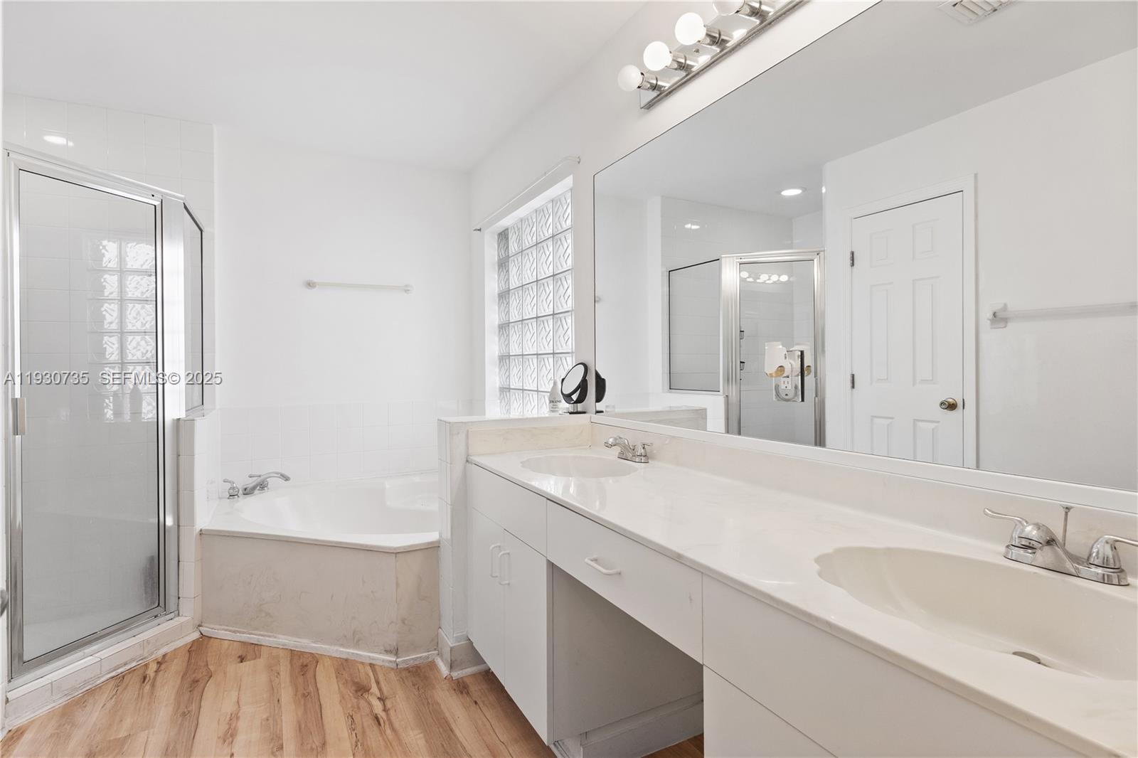 DORAL SANDS - Residential