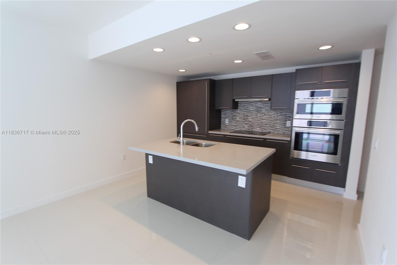 7875 NW 107th Ct 519 - 4, Doral, FL, 33178/$319,000 3 7875 NW 107th Ct 519 - 4