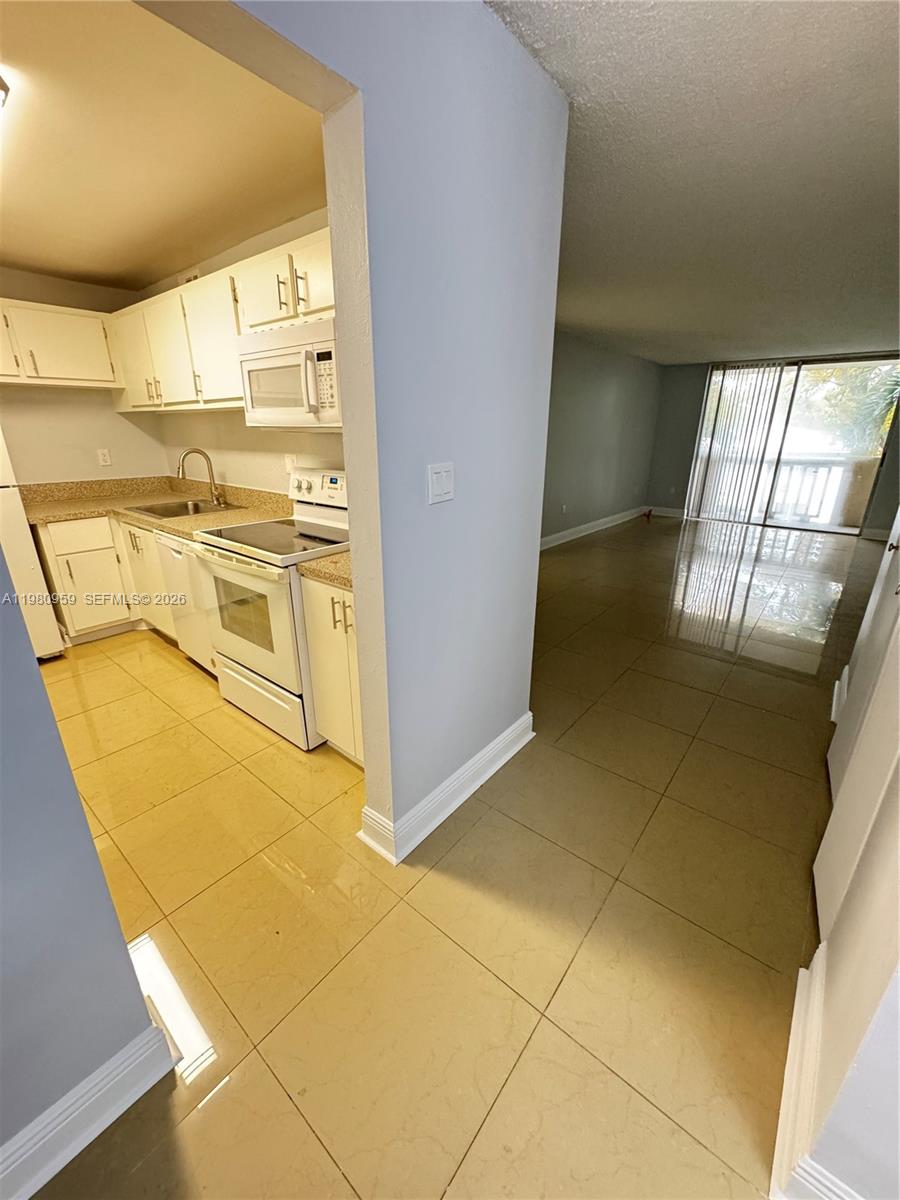 BAYVIEW PALMS CONDO - Residential Lease