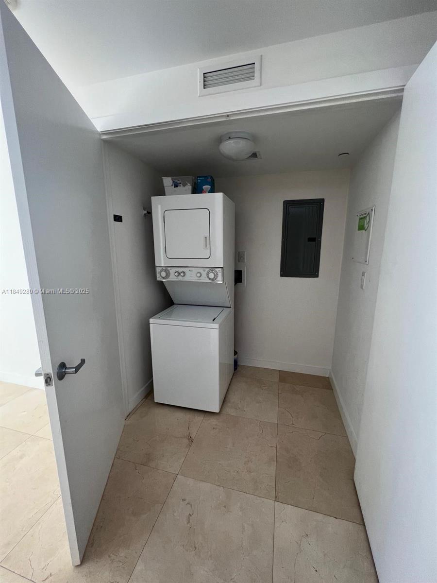 1060 Brickell Ave 2711