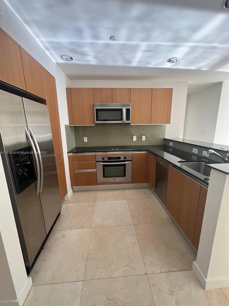 1060 Brickell Ave 2711
