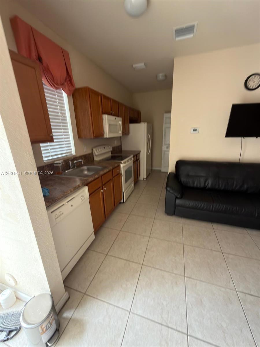 KENDALL COMMONS RESIDENTI - Residential Lease