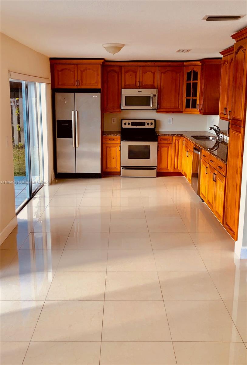 LAKESIDE SOUTH - Residential Lease