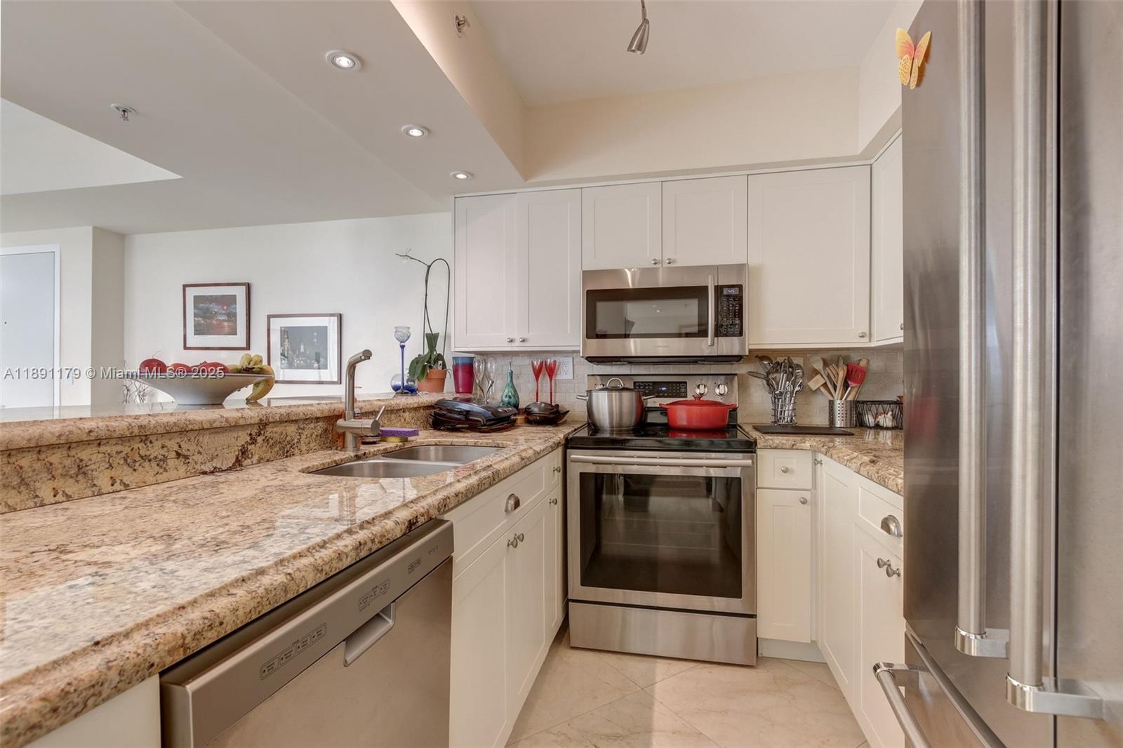 THE FLORIDIAN CONDO - Residential Lease