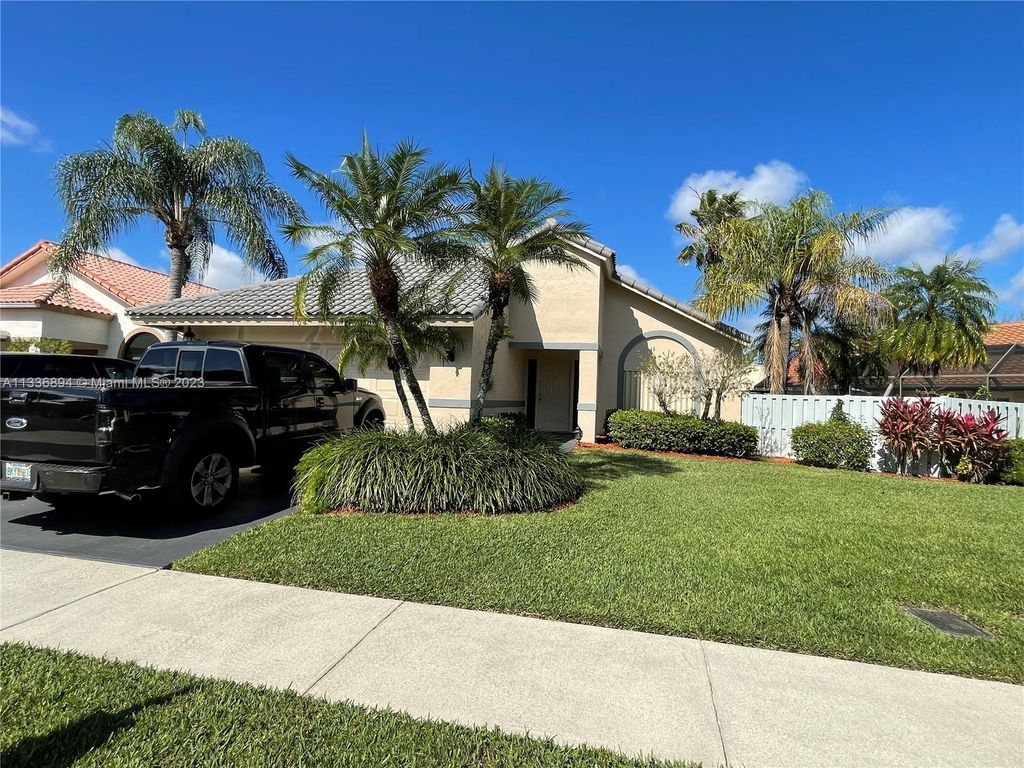 Photo of 104 Executive Cir, Boynton Beach, FL 33436 (MLS # A11336894)