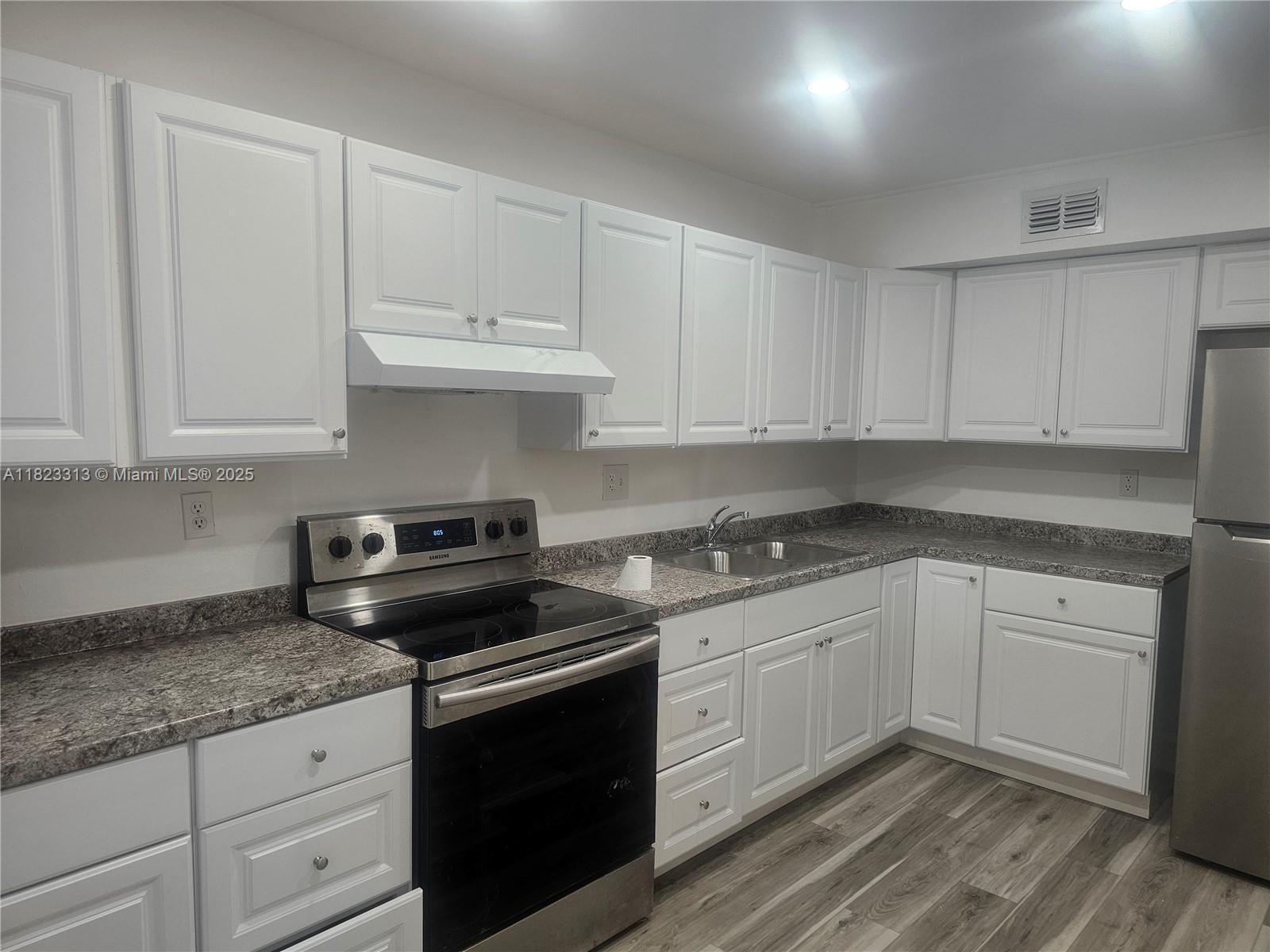 Come and see this beautifully renovated 3-bedroom, 2-bathroom apartment with an open balcony, located in the heart of Hialeah! Freshly painted and move-in ready, this spacious unit features a bright living and dining area that flows into a modern kitchen equipped with stainless steel appliances, sleek cabinetry, and a brand-new washer and dryer. Enjoy the convenience of a central location, just minutes from supermarkets, shopping centers, top-rated schools, and family-friendly restaurants. Easy access to public transportation makes commuting a breeze. This unit is perfect for comfortable living and is ready for you to make it your home.
Easy to show—schedule your visit today!