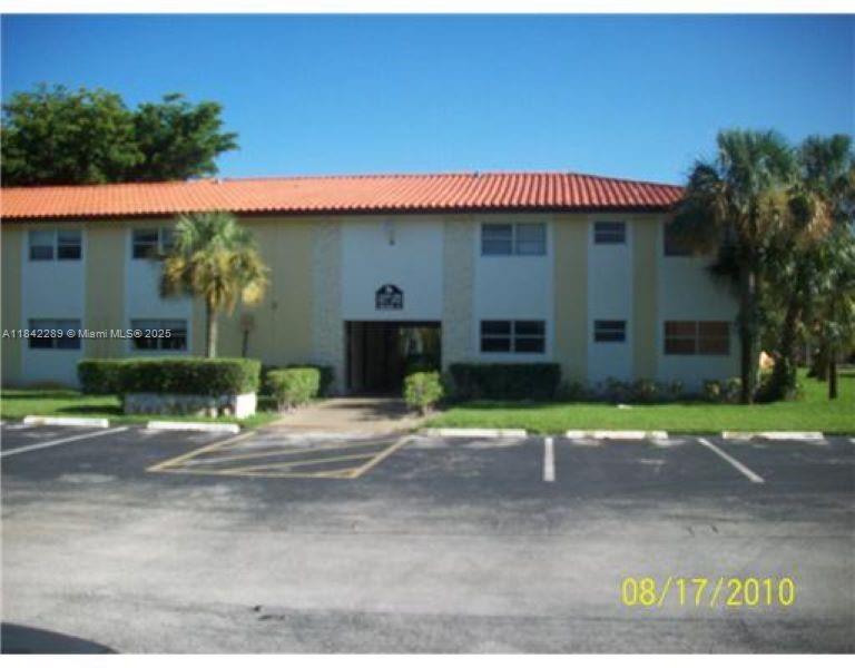 LARGE 3/2 at Silver Palms. Well maintained community with playgrounds, pool, park. Close to Turnpike. All tile floors, water included.