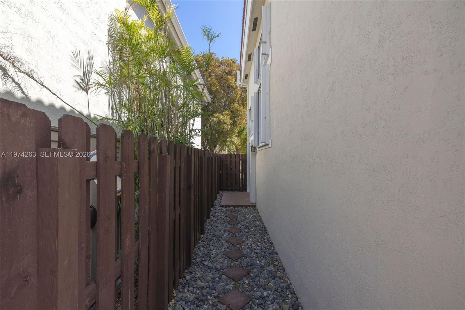 DORAL MEADOWS 1ST ADDN - Residential