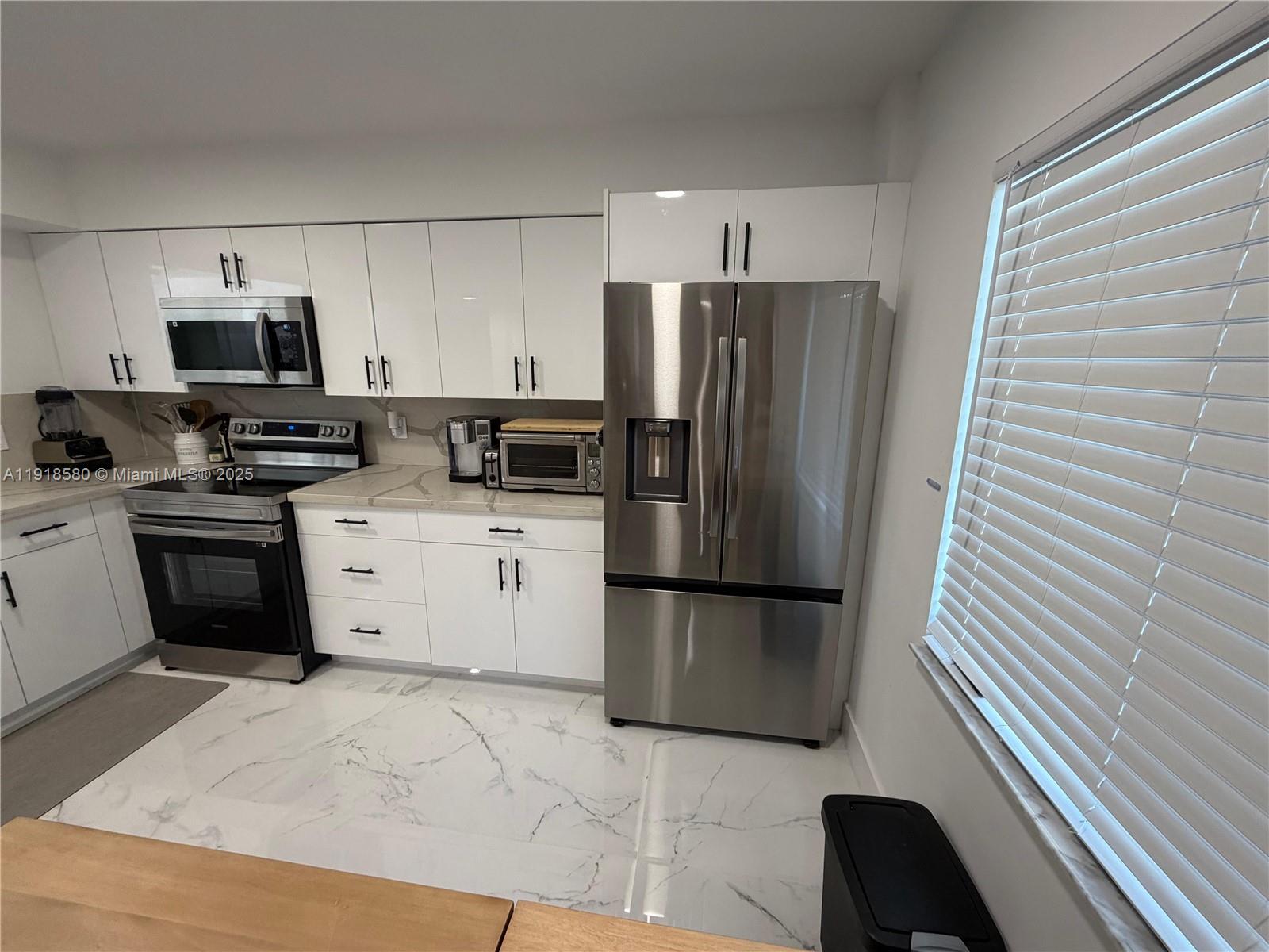 HUNTINGTON LAKES SEC FIVE - Residential Lease