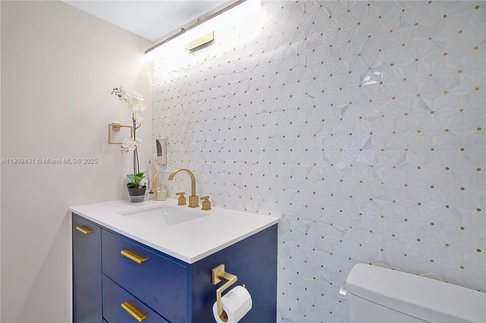 THE ALEXANDER CONDO - Residential