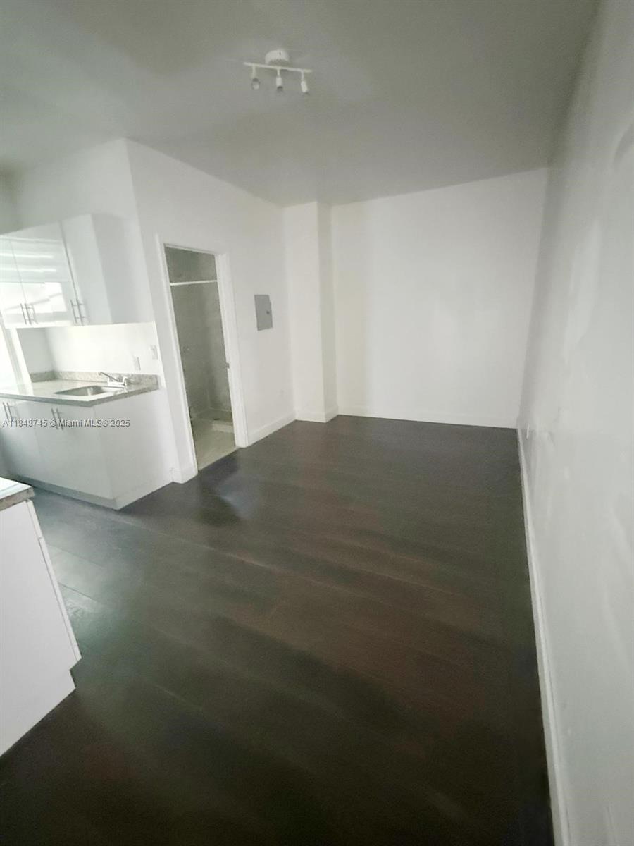 Exceptional 2 bed-1bath, very spacious and bright unit in West Brickell. Fully equipped kitchen. Centrally located near Downtown Miami, Brickell, Coral Gables, Coconut Grove and the Health District.