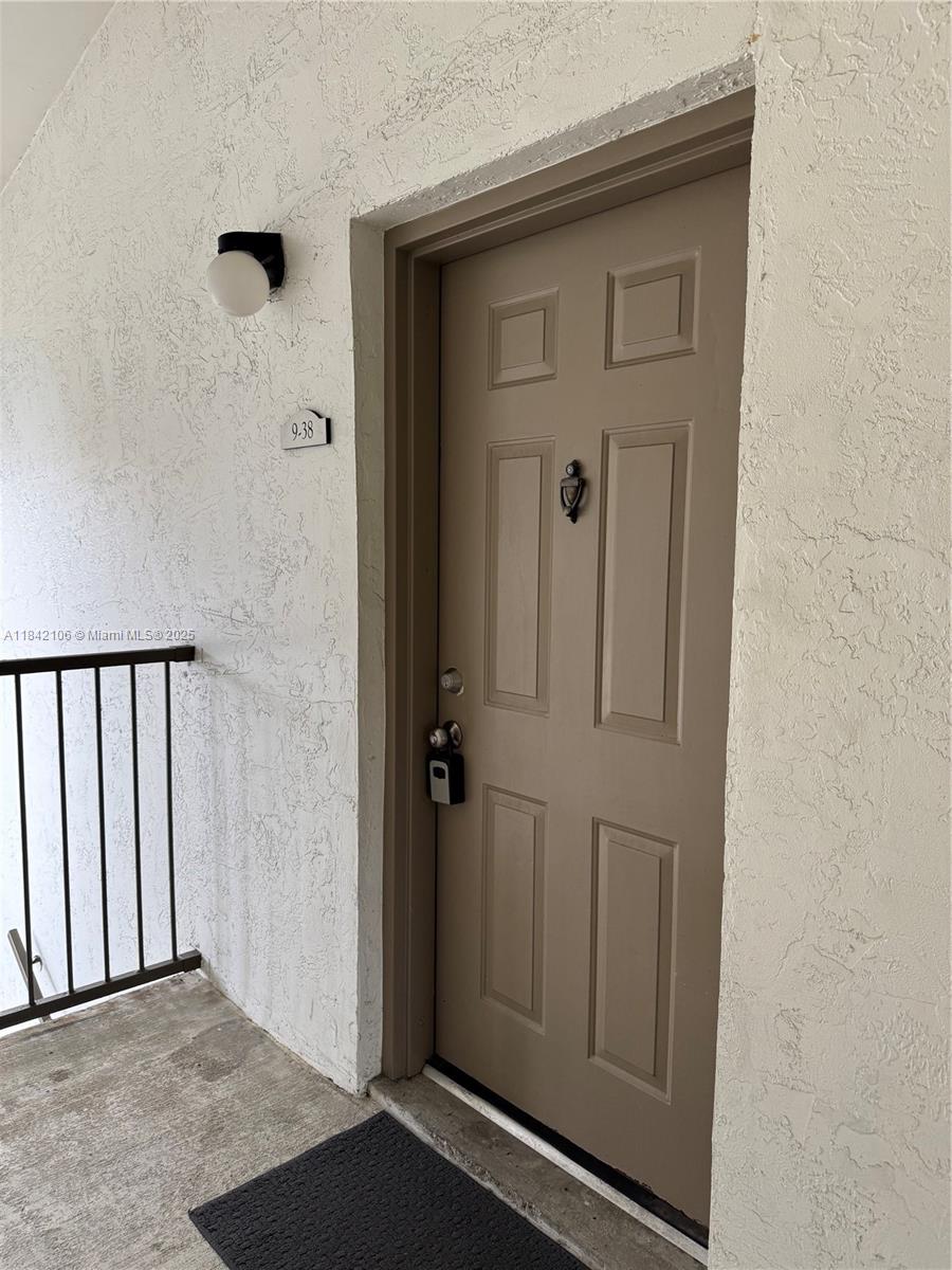Perfectly situated in the desirable Hollywood, this gorgeous 1-bedroom, 1-bathroom unit offers exceptional convenience. The kitchen is equipped with stainless steel appliances, and the unit includes a highly sought-after in-unit washer and dryer. Enjoy living here with a private balcony that provides valuable extra storage space. The community boasts fantastic amenities, including two swimming pools, a BBQ area, and a tennis court. Located just minutes from the shopping, dining, and vibrant atmosphere of Young Circle.