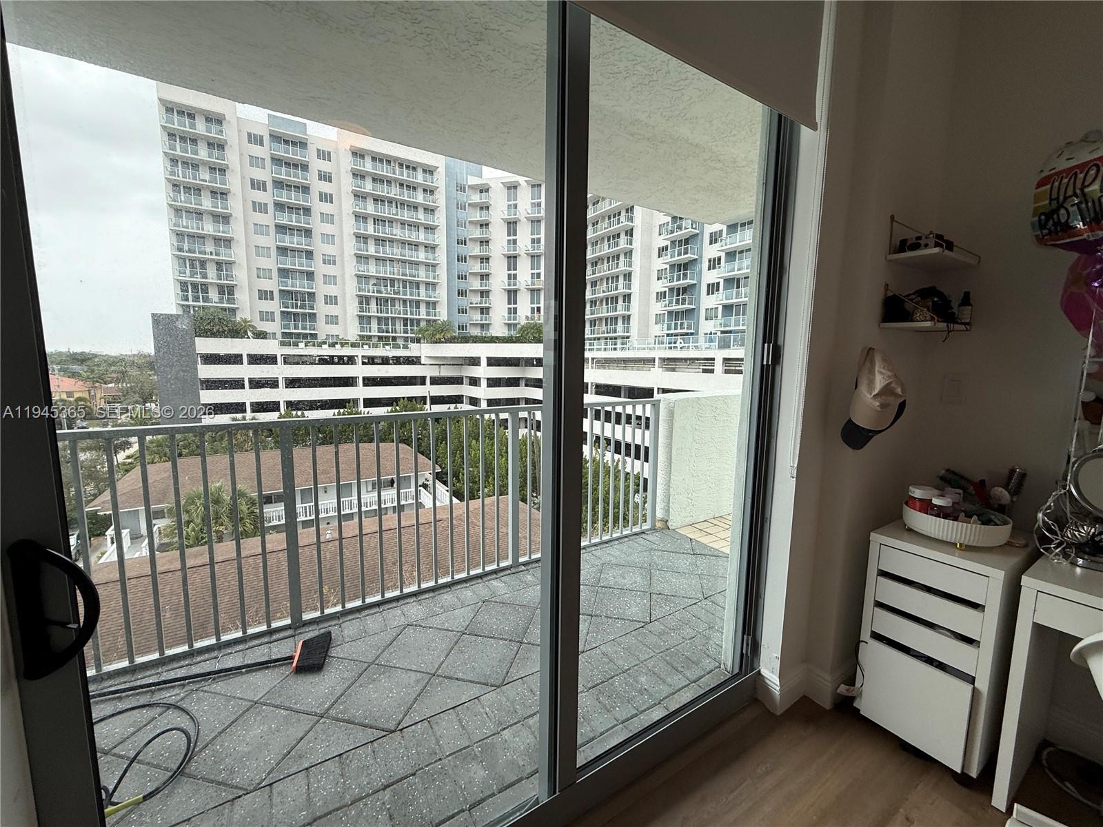 HOLLYWOOD STATION RES CON - Residential