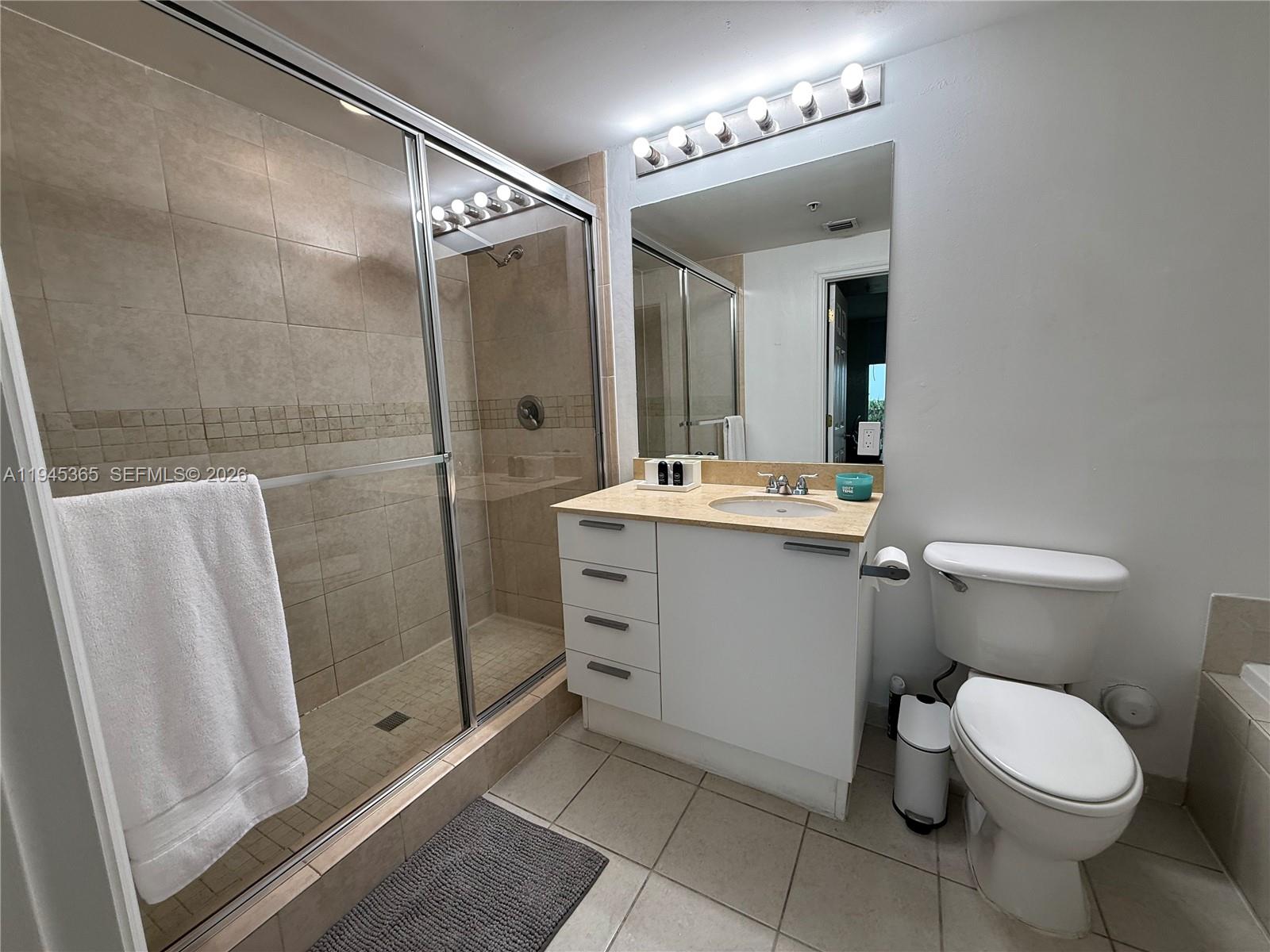 HOLLYWOOD STATION RES CON - Residential