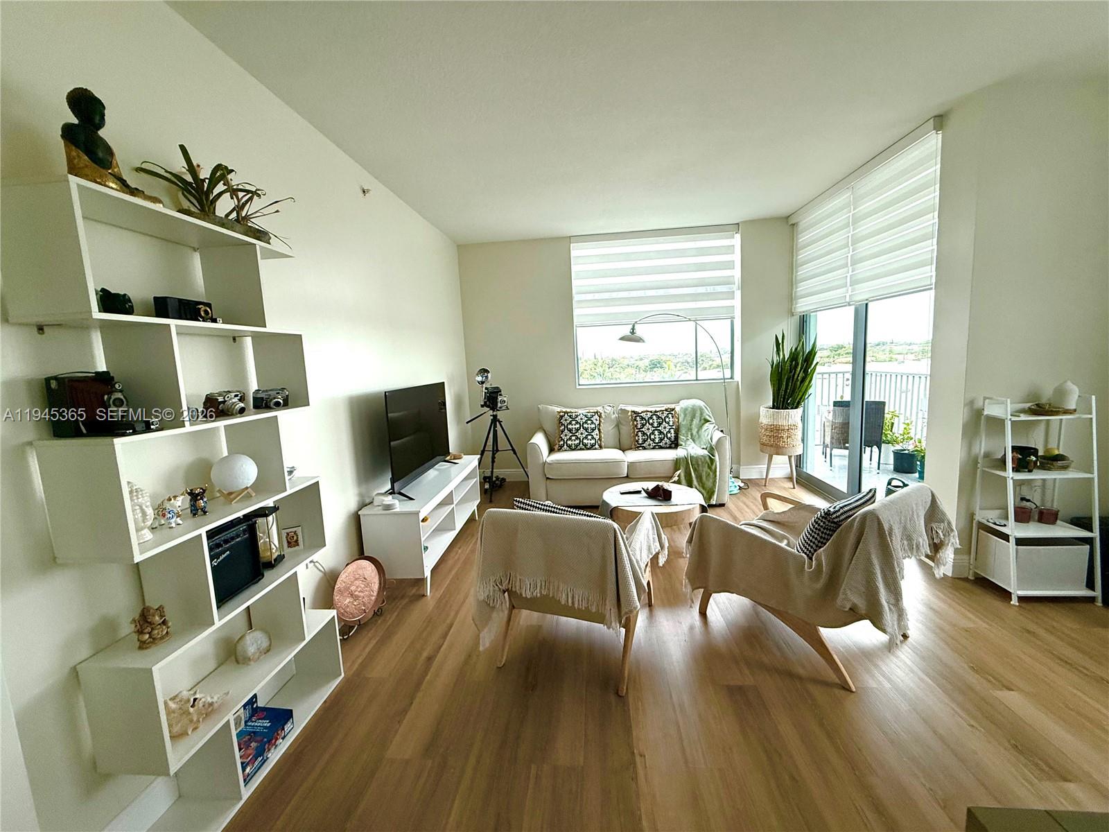 HOLLYWOOD STATION RES CON - Residential