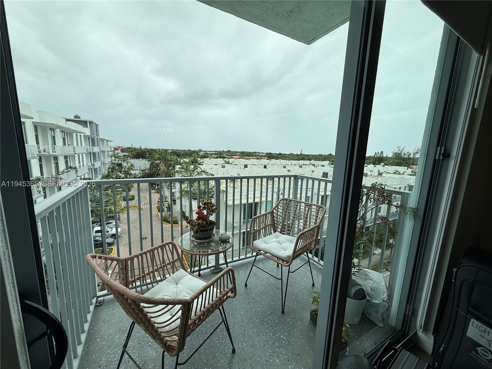 HOLLYWOOD STATION RES CON - Residential