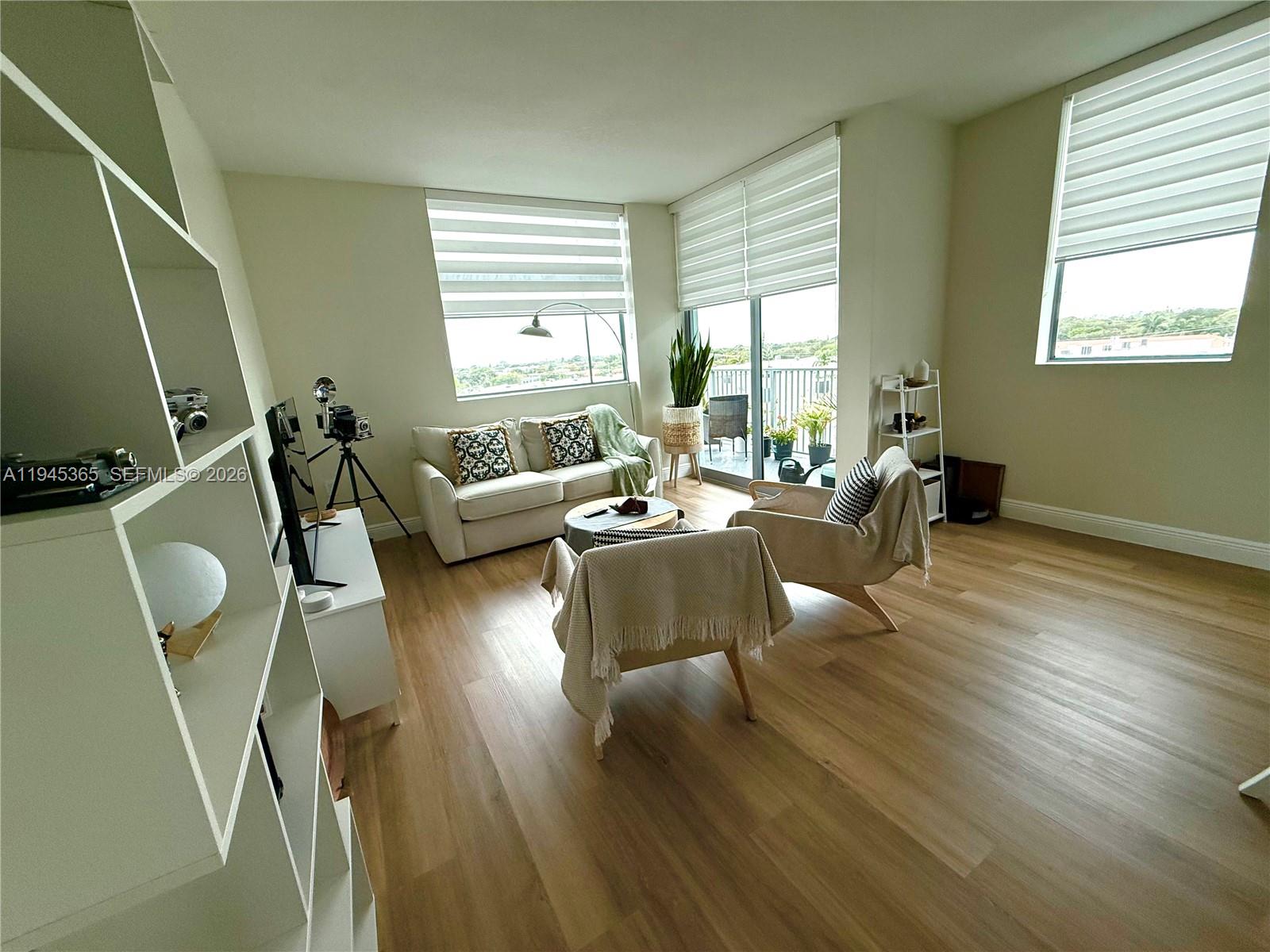 HOLLYWOOD STATION RES CON - Residential