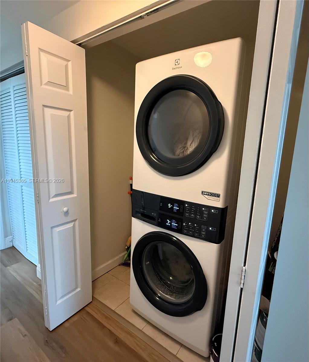 HOLLYWOOD STATION RES CON - Residential