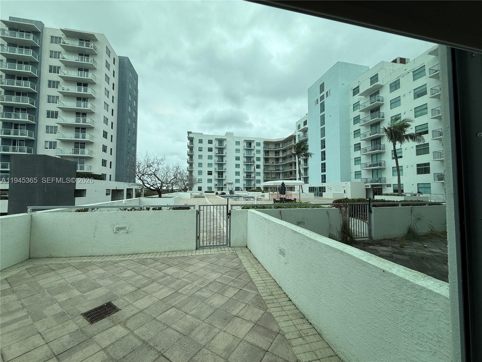 HOLLYWOOD STATION RES CON - Residential