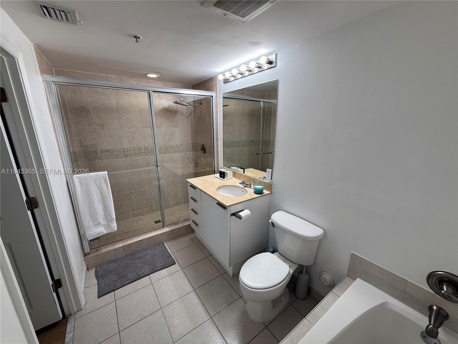 HOLLYWOOD STATION RES CON - Residential