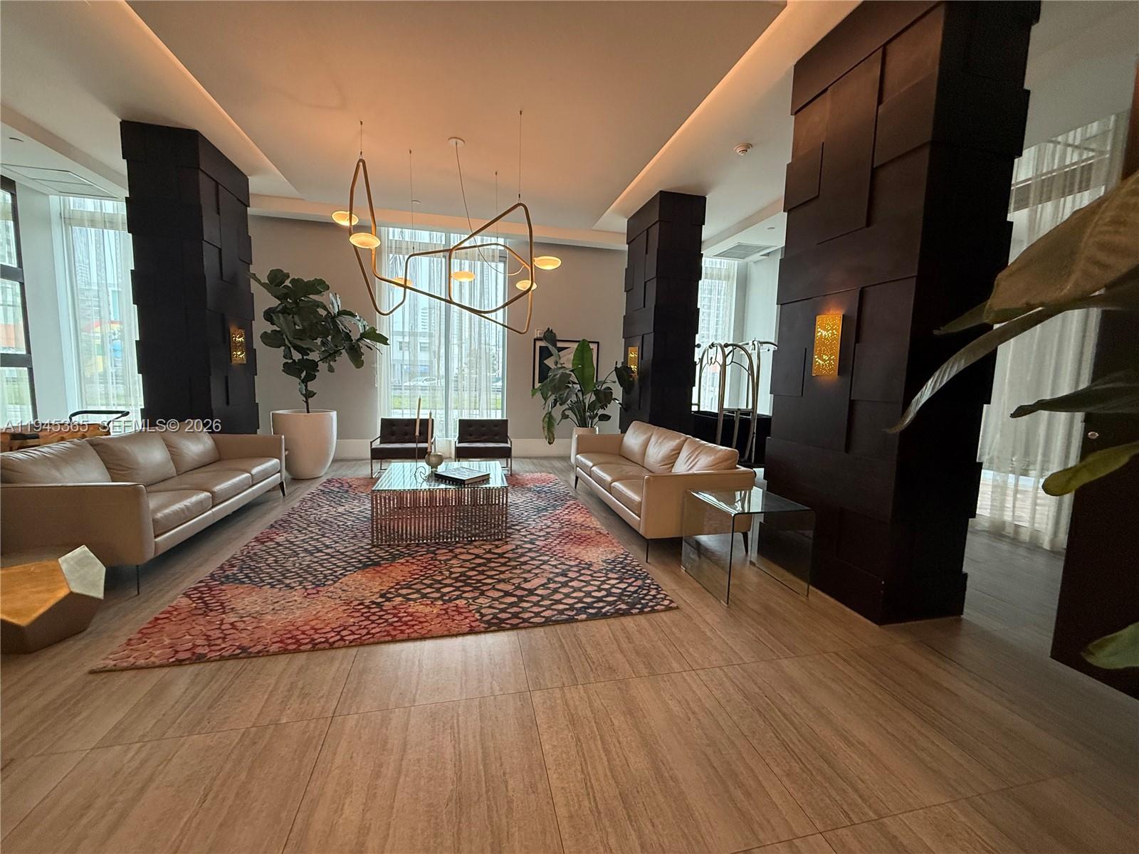 HOLLYWOOD STATION RES CON - Residential