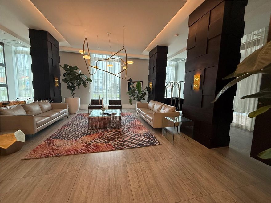 Corner unit with 3 balconies, overlooking 3 exposures.
The pool deck to the north, the western sunset view and the Hollywood downtown.
Unit renovation in excellent condition,24-hour front desk, valet parking for daily guests, management on the site.
Just a short walk to Hollywood restaurant, bank, school, hospital, Mall and much more