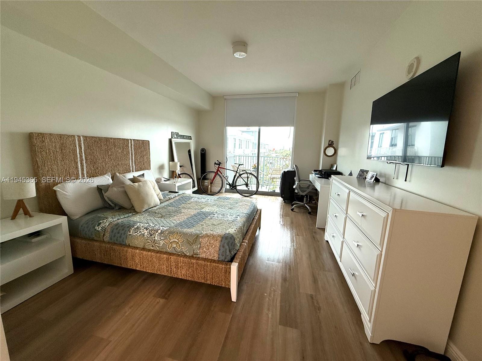 HOLLYWOOD STATION RES CON - Residential